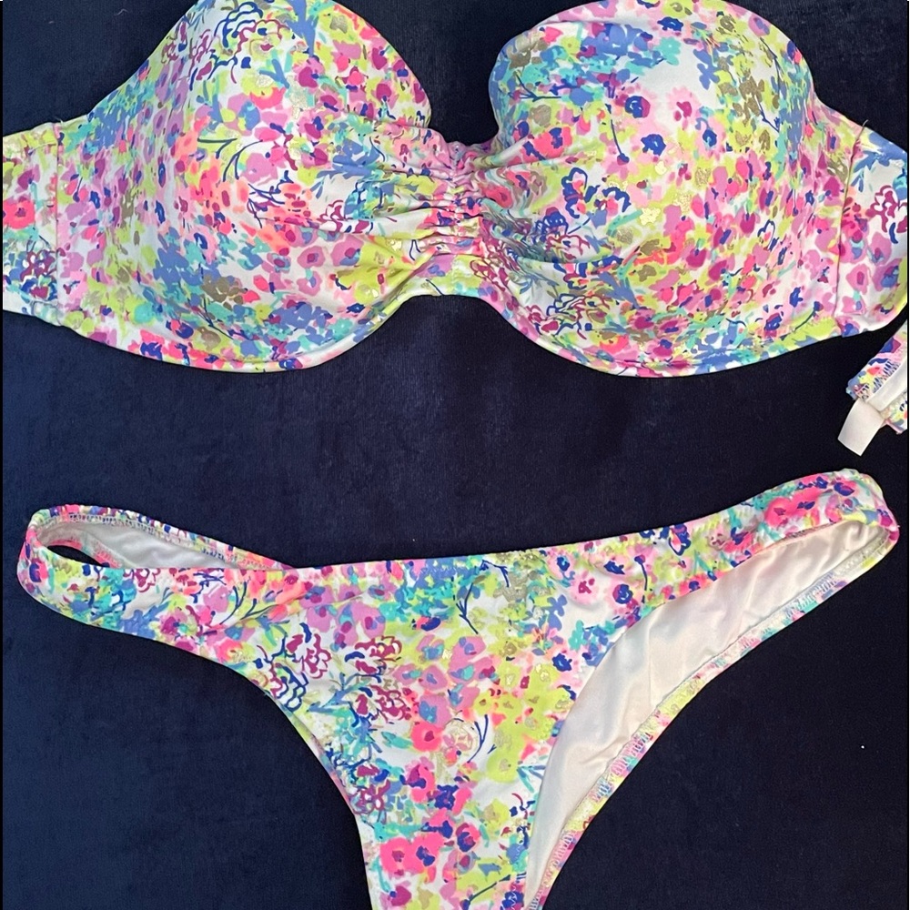 VS, neon bikini with scrunch butt bottoms